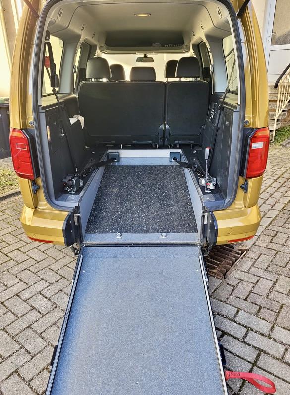 Fahrzeug für Trasporte im Rollstuhl